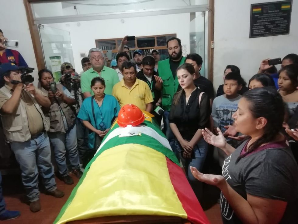 VELORIO. Un grupo de voluntarios rezan por Pablo Miguel Suarez.