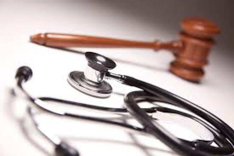 Dos médicos fueron detenidos por supuesta violación a una interna.