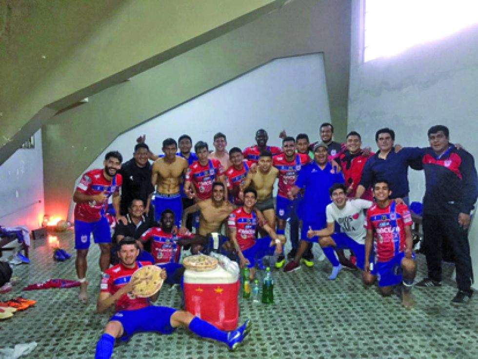La celebración de los estudiantiles al final del partido jugado ayer, en Tarija.