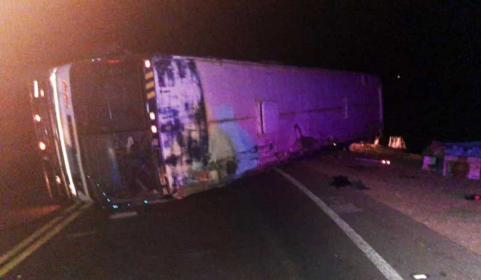 El bus accidentado en la ruta Oruro-Cochabamba.