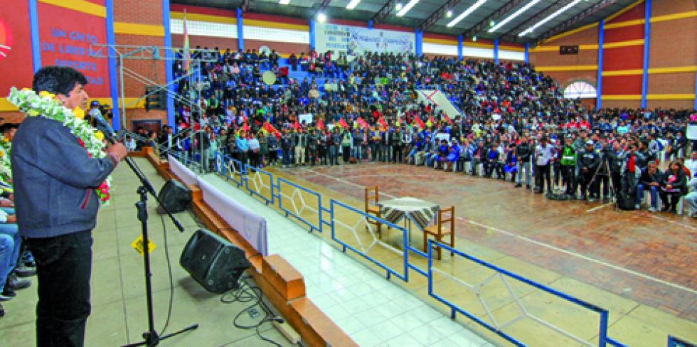 PRESIDENTE. El coliseo Edgar Cojintos (D-2) estuvo repleto en el acto de ayer.