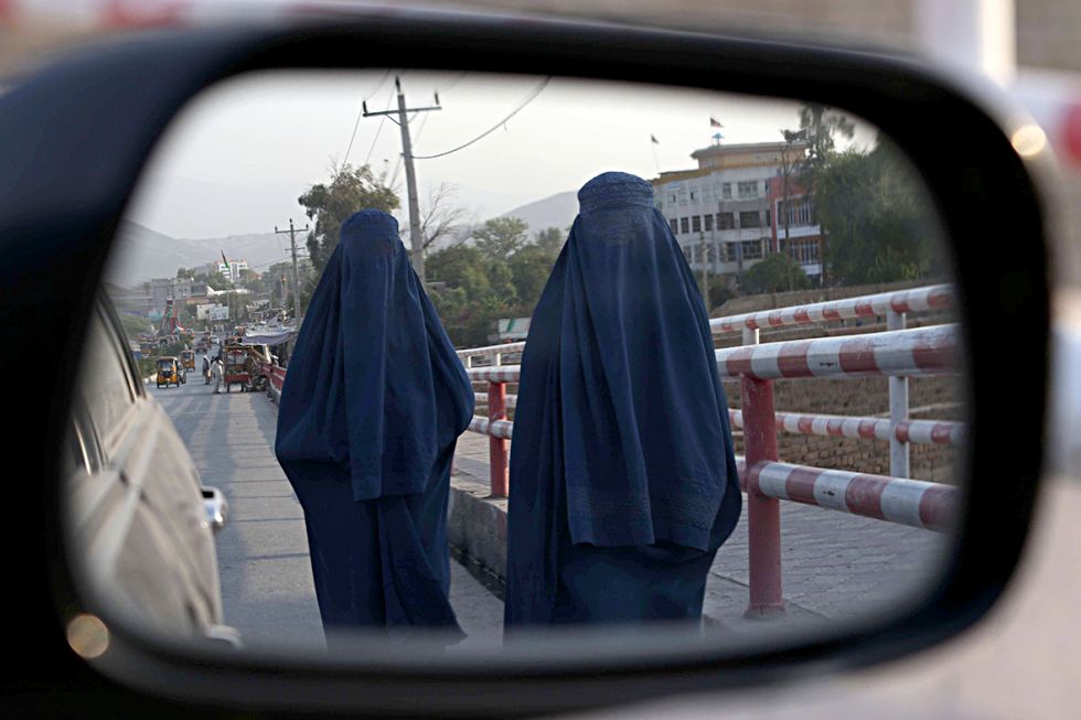 CONFLICTO. Dos mujeres circulan por una calle céntrica de Kabul.