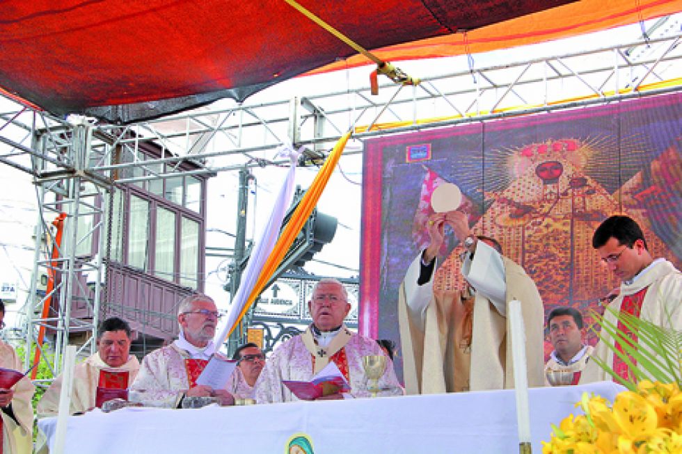 SOLEMNIDAD. El momento de la consagración del cuerpo de Cristo, ayer, en el altar de la Plaza 25 de Mayo.