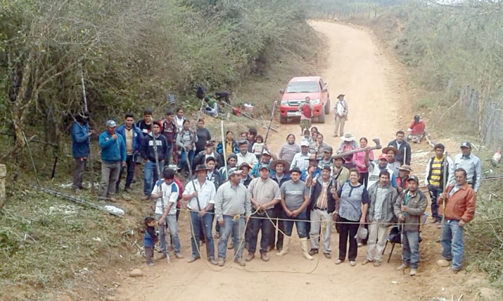 PROTESTA. Los comunarios bloquearon la zona donde se realizan obras para el pozo Yapucaiti.
