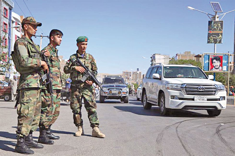 VIOLENCIA. Tropas afganas patrullan las calles de la capital, Kabul, después de que el grupo talibán se arrogara la autoría de un ataque.