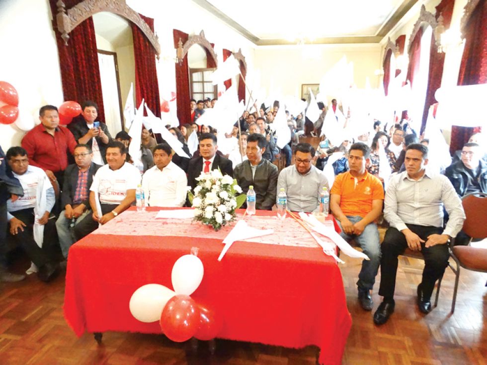 rEPRESENTANTES. Al centro, Luis Ayllón de la agrupación Lider y Edwin Rodríguez de MOP.