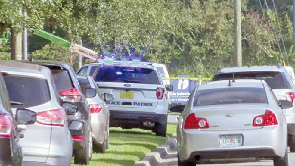 INCIDENTE. Efectivos policiales resguardan el lugar donde se produjo el ataque con cuchillo en la capital de Florida, Tallahasse.