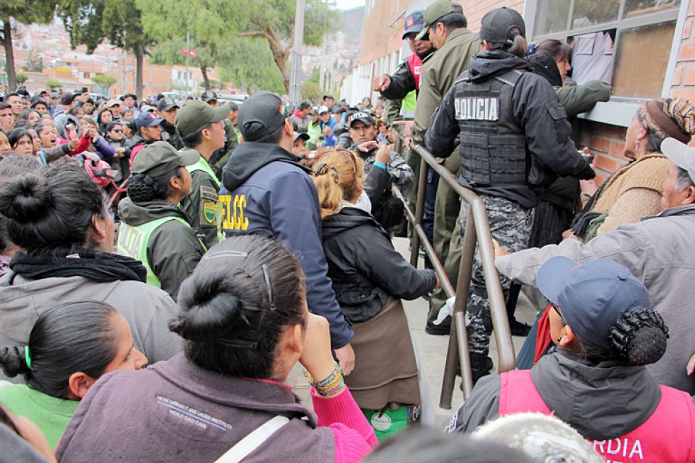 FILAS. La población acudió a la venta de puestos que se realizó en el mismo lugar del año pasado.