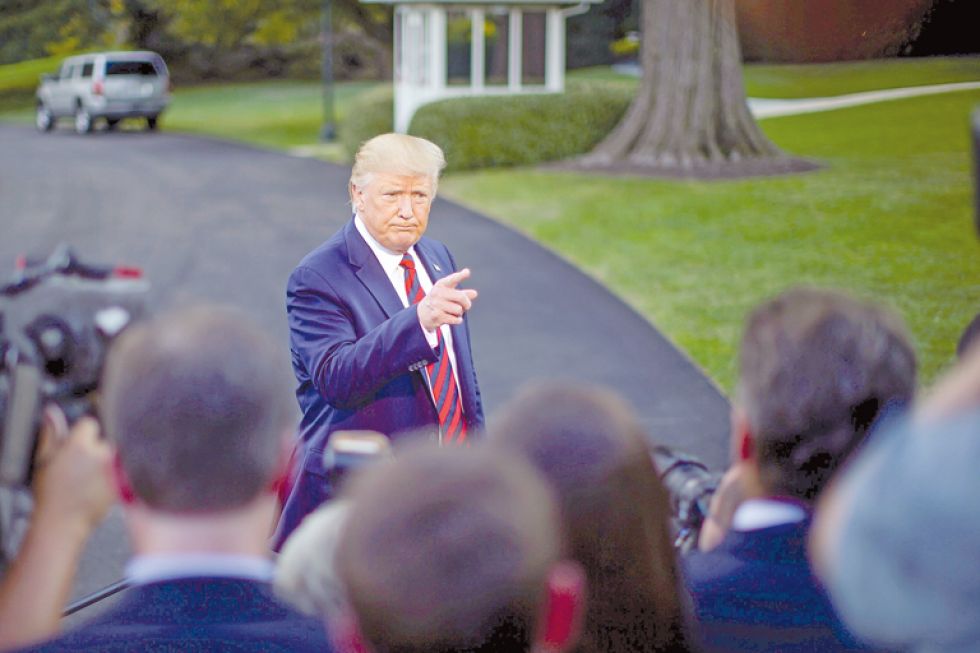 INFORME. El presidente de Estados Unidos, Donald Trump, habla con periodistas en la Casa Blanca antes de embarcarse a su helicóptero.