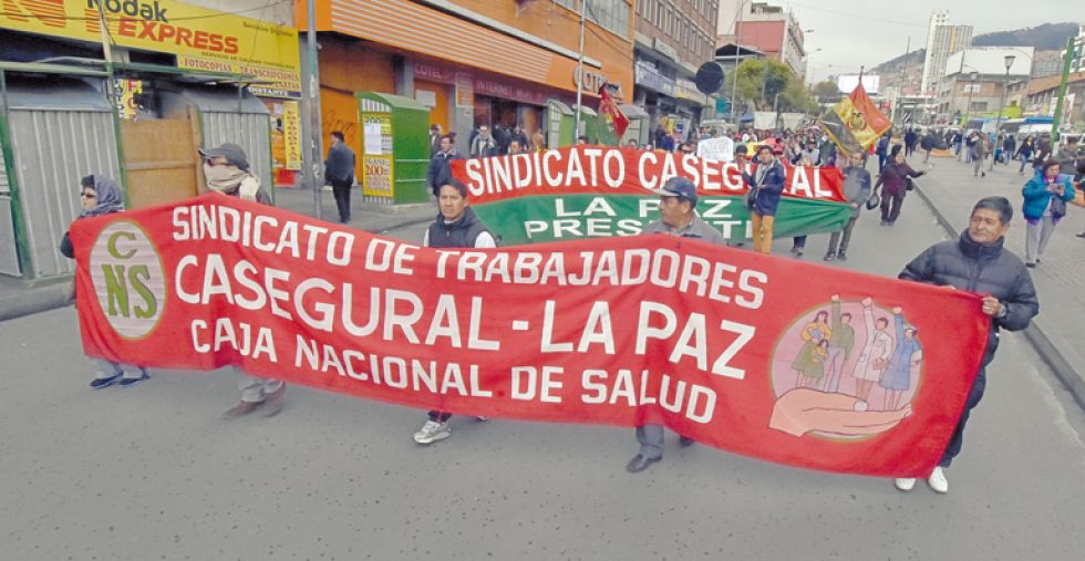 PROTESTA. La marcha que ayer protagonizó el sector salud en la ciudad de La Paz, en demanda de la atención de su pliego.