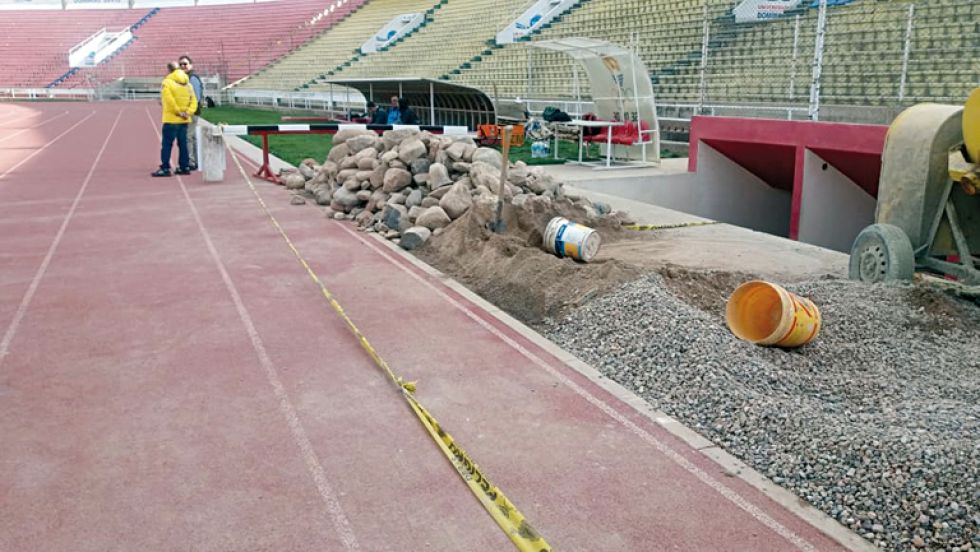Material de construcción y escombros es lo que se observa al borde de la pista de tartán del Patria.