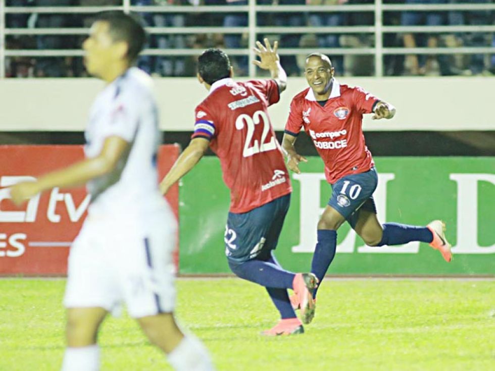 La celebración de los jugadores aviadores tras marcar un gol en el partido de anoche, frente a Sport Boys.