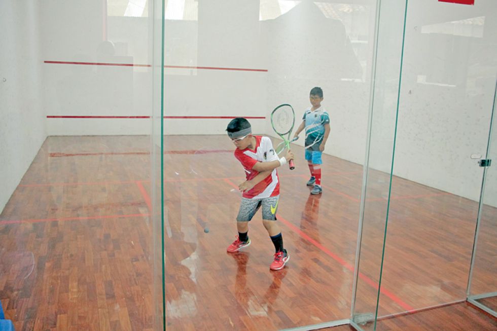El squash se practicó en canchas de raquetbol al no contar con un espacio propio.