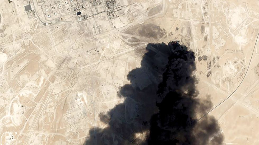 ARABIA SAUDÍ. Los ataques dejaron serias secuelas en dos refinerías de la petrolera Aramco.