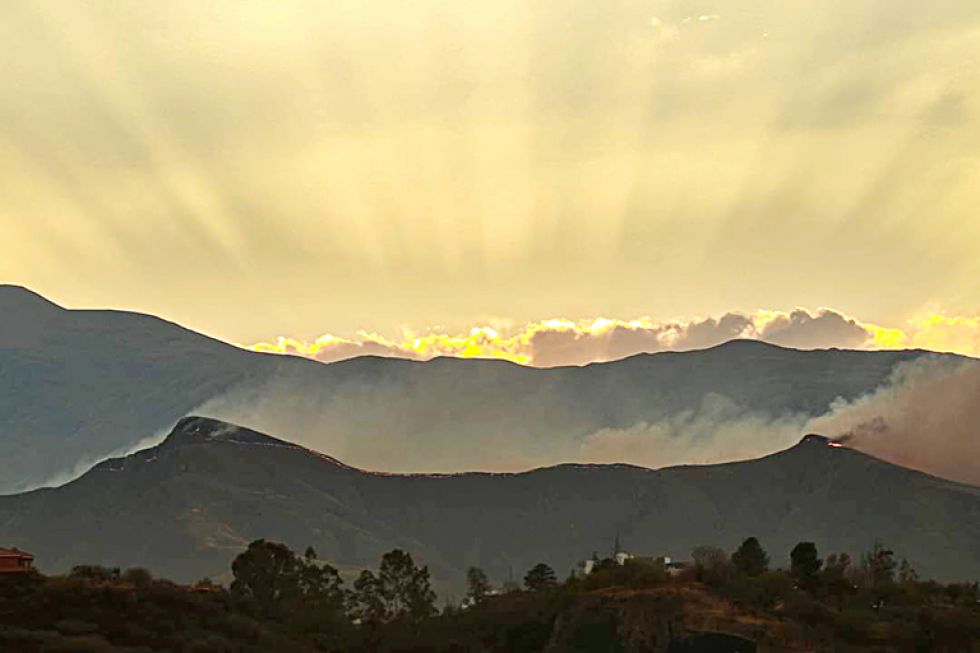 DRAMA. Vista panorámica del principal incendio que se registra en Tarija, según informes de ayer, muy cerca de lugares habitados.
