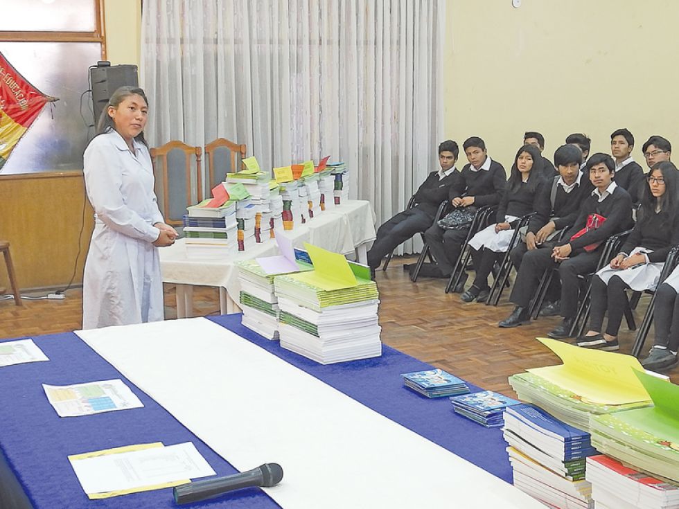 ESTUDIANTE. Guadalupe en su discurso en la Dirección Departamental de Educación, ayer.