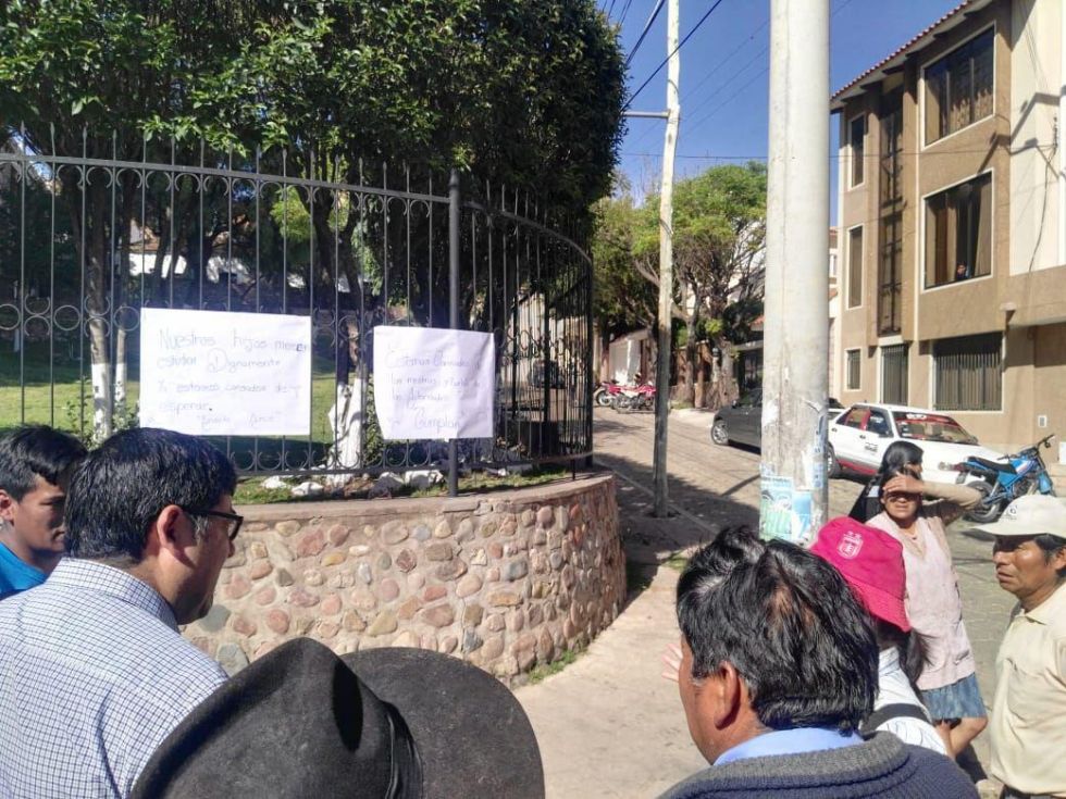 Padres de familia de la unidad educativa Aniceto Arce bloquean en la zona de El Guereo.