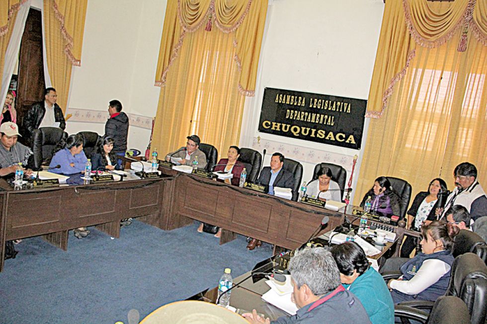 ASAMBLEA. Una imagen de pleno del legislativo departamental, que deberá tratar y aprobar el presupuesto 2020 en las siguientes horas o días.