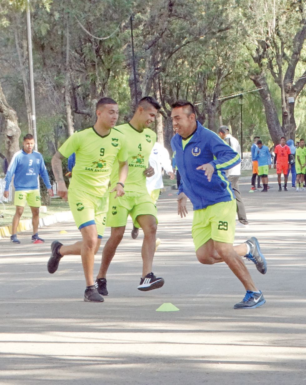 El Decano del fútbol chuquisaqueño entrenó ayer por la mañana en el parque Bolívar.