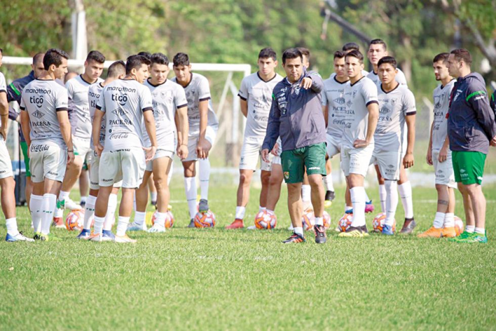 El entrenador venezolano dirige los entrenamientos de la selección boliviana Sub 23 en Santa Cruz.