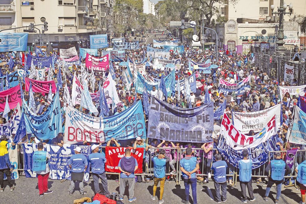 MANIFESTACIÓN. Miles de personas exigieron al Senado la aprobación de la ley que declara la emergencia alimentaria.