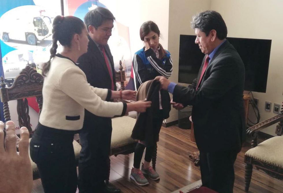 La Premio Nobel de la Paz, Nadia Murad, al llegar al aeropuerto Alcantarí.