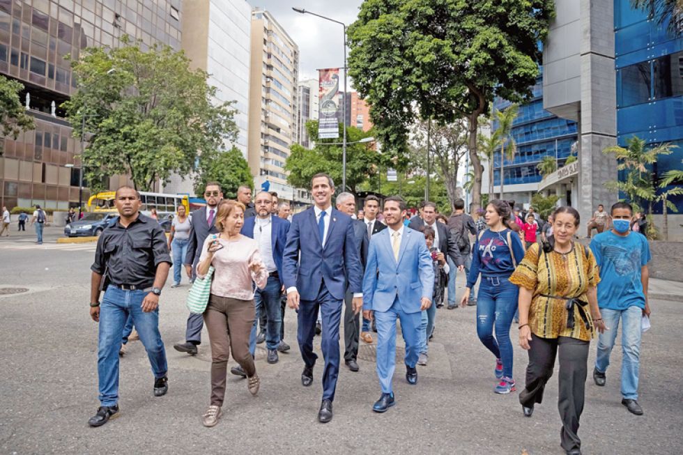 OPOSITOR. Juan Guaidó (c) sale tras participar en un acto político convocado por el Frente Amplio Venezuela Libre,ayer en Caracas.