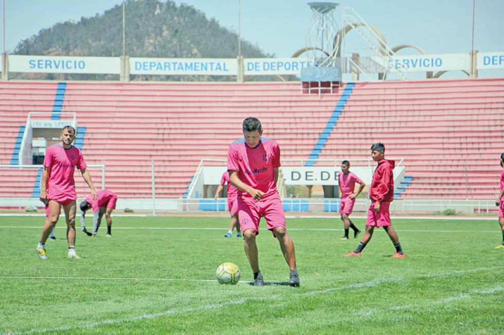 El volante cruceño Gustavo Paz (c) habló sobre el partido del domingo frente a Universitario.