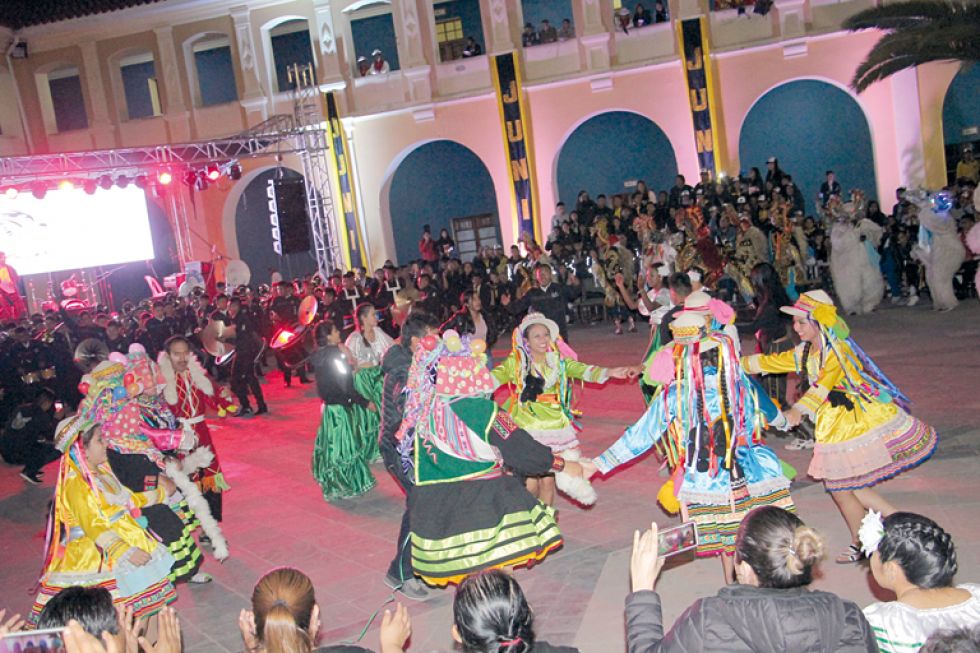 INTERCULTURALIDAD. Estudiantes nacionales y extranjeros demostraron su cultura anoche, en el séptimo Congreso Internacional de Instituciones Educativas Bolivarianas.