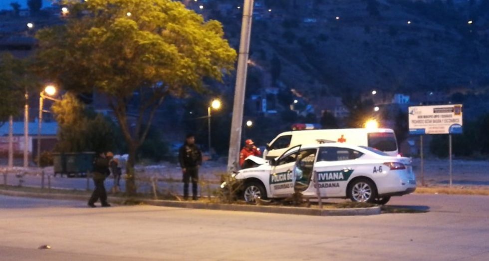 El coche de la Policía chocó con un poste en inmediaciones de la Fundación Pachamama.