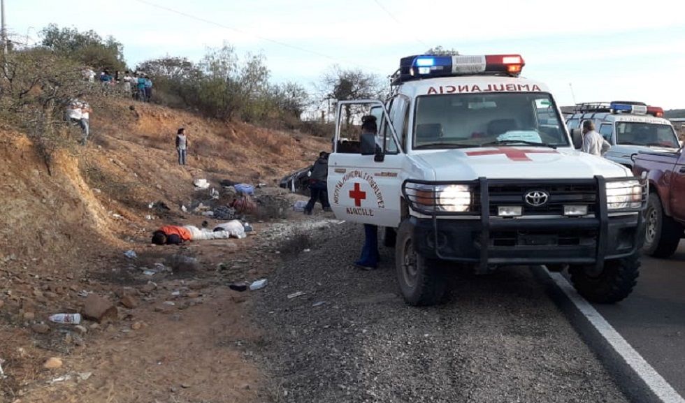 Los heridos fueron trasladados a Sucre en vehículos del municipio cochabambino de Aiquile.