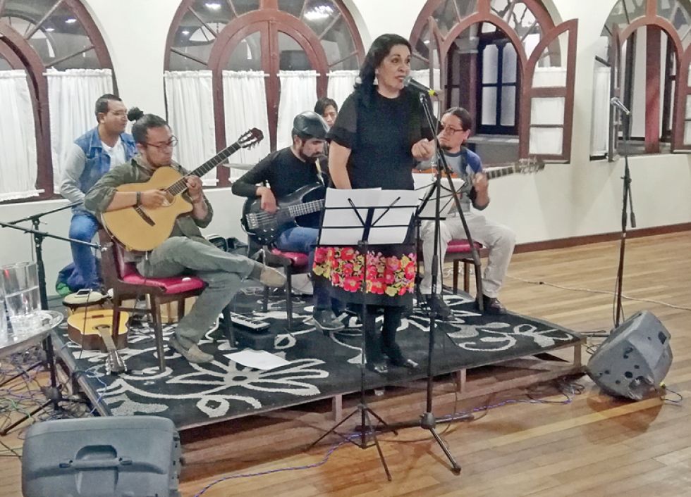 CONCIERTO. La artista Tonne Loayza durante su presentación en el Club de la Unión.
