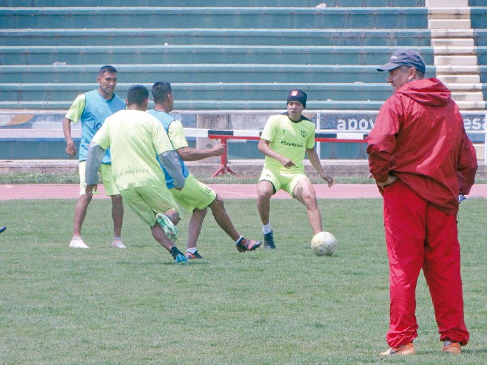 El equipo albirrojo realizó ayer una sesión de fútbol en el estadio Patria.