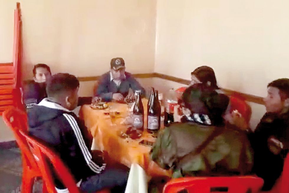 HECHO. Los policías con los reclusos comiendo y bebiendo en un local público de la ciudad.