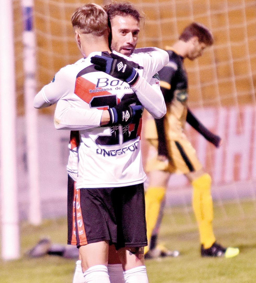 La celebración de los jugadores rancho guitarras tras anotar uno de los goles del triunfo.