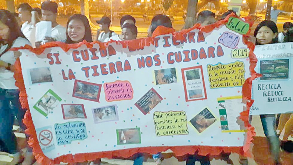 MANIFESTACIÓN. Jóvenes de San Ignacio de Mojos (Beni) en una protesta pacífica exigiendo medidas para hacer frente al cambio climático.