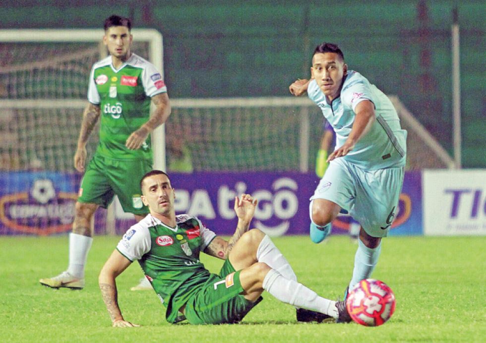 Cristian Machado (d) supera la marca de Pablo Ruíz, durante el partido jugado anoche, en el Tahuichi.