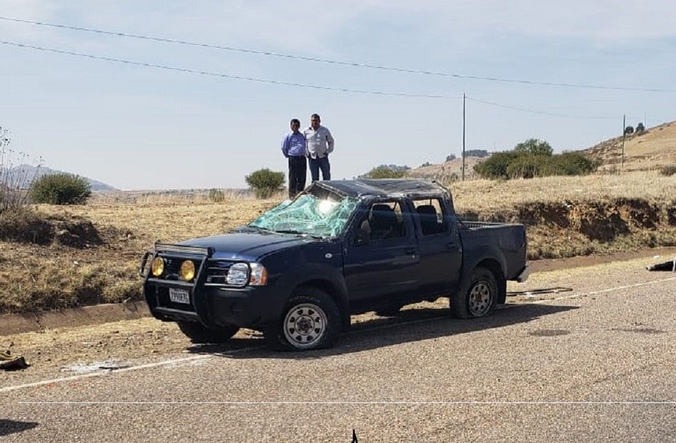 La camioneta azul que trasladaba a periodistas a cubrir un acto de la Gobernación de Chuquisaca.