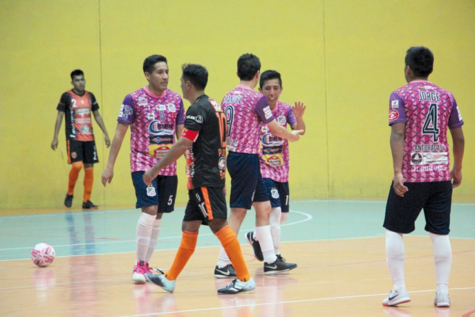 Antofagasta fue contundente ante Nantes de Tarija, al cual derrotó en el coliseo Jorge Revilla Aldana ayer.
