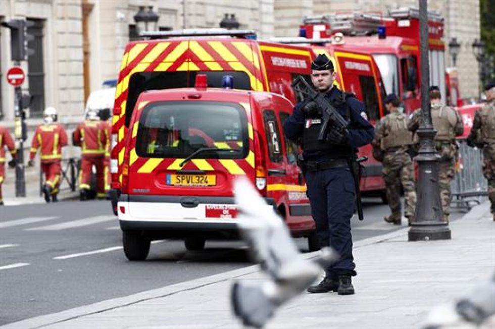 La Policía francesa estableció un perímetro de seguridad en la zona donde ocurrió el ataque.