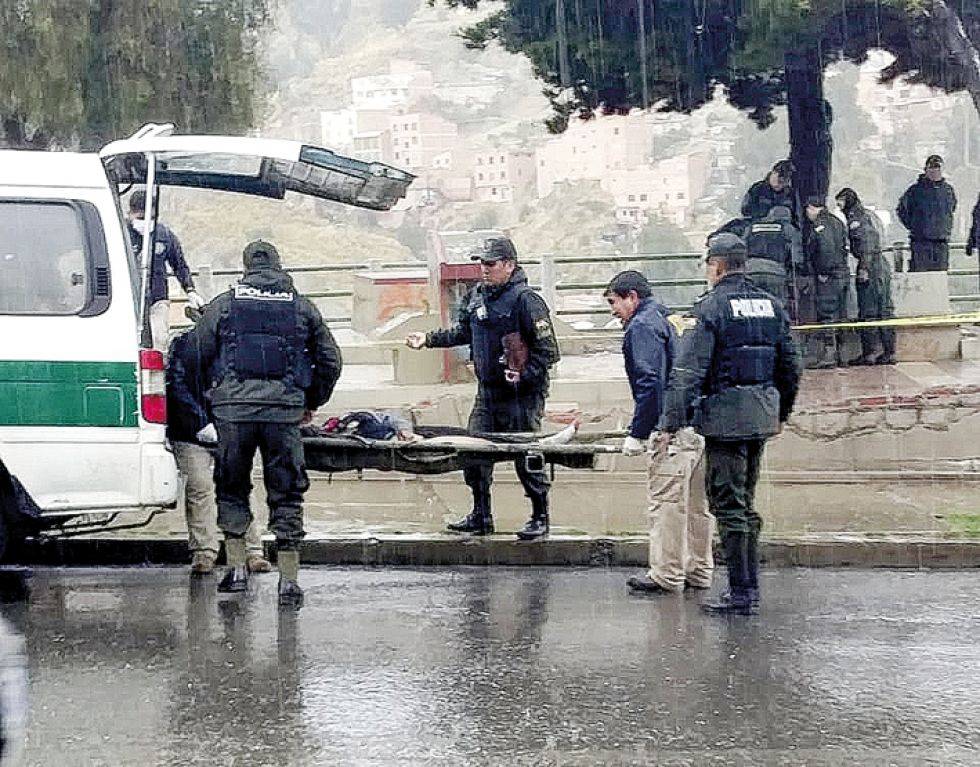 TRAGEDIA. La intensa lluvia y las descargas eléctricas provocaron la muerte de personas y el derrumbe de casas en los barrios de La Paz.