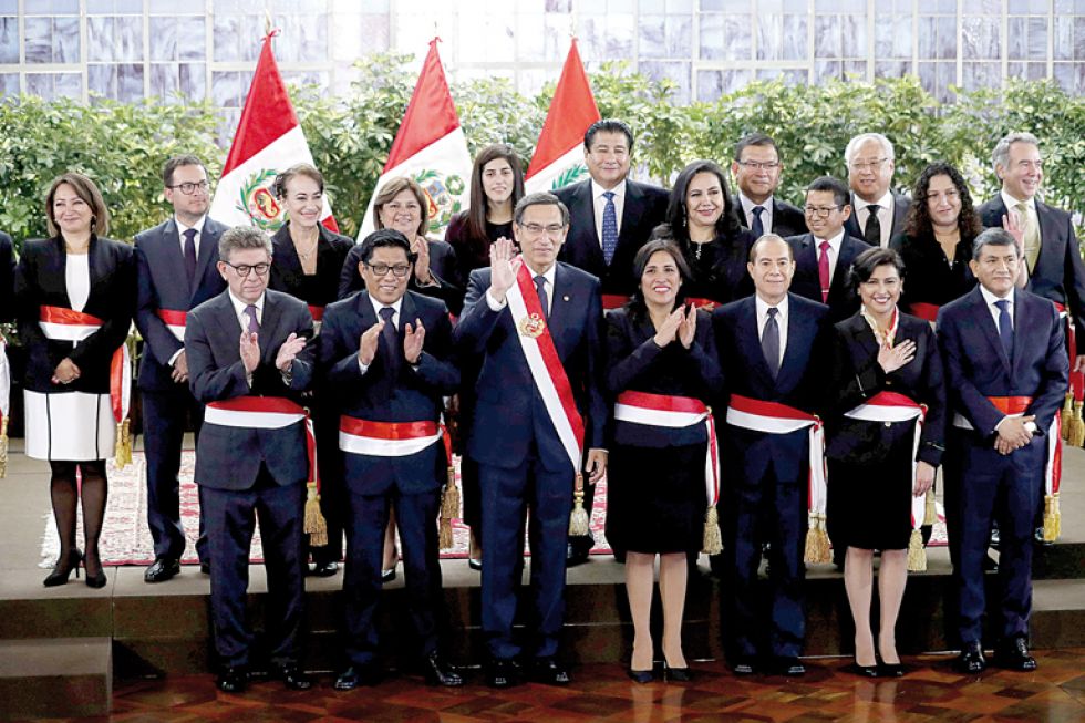 GABINETE. Vizcarra (c) y su nuevo gabinete de ministros, ayer en el Palacio de Gobierno en Lima.