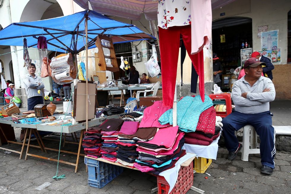 Productos para la venta en un mercado de Quito, donde la eliminación del subsidio al combustible podría generar inflación.