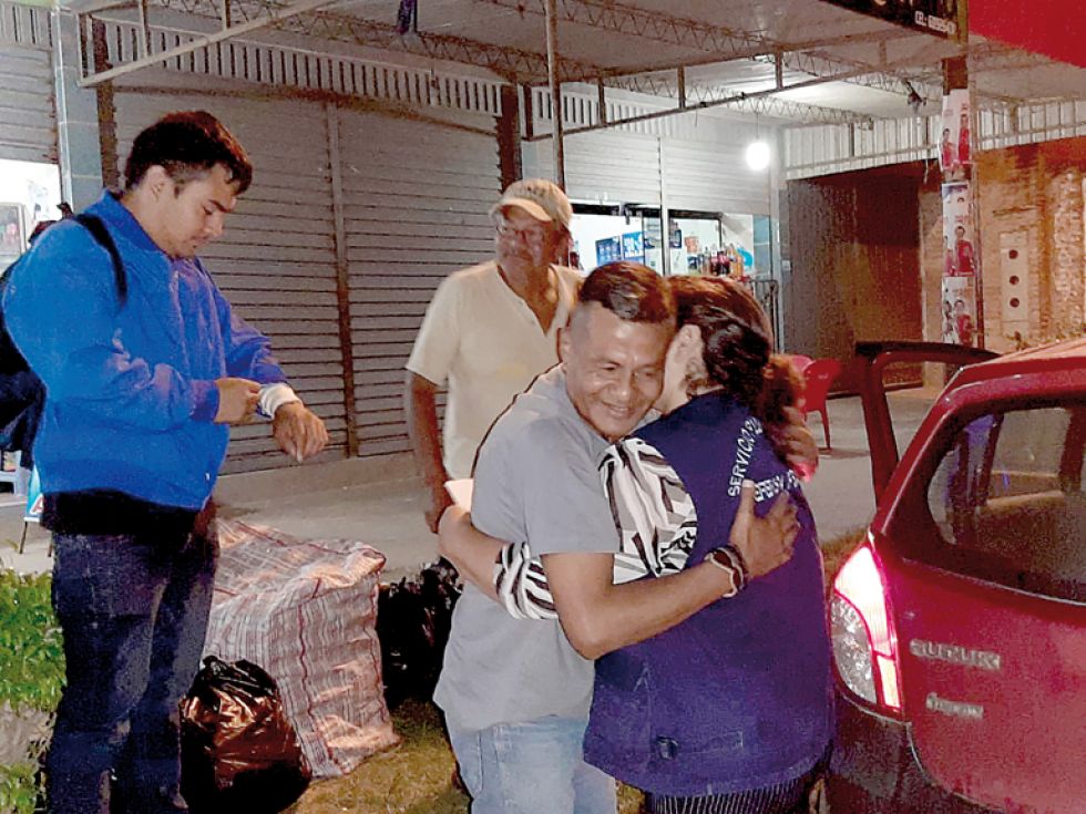 JUSTICIA. El recluso Carlos Peralta cuando abandonaba el penal Palmasola en Santa Cruz.