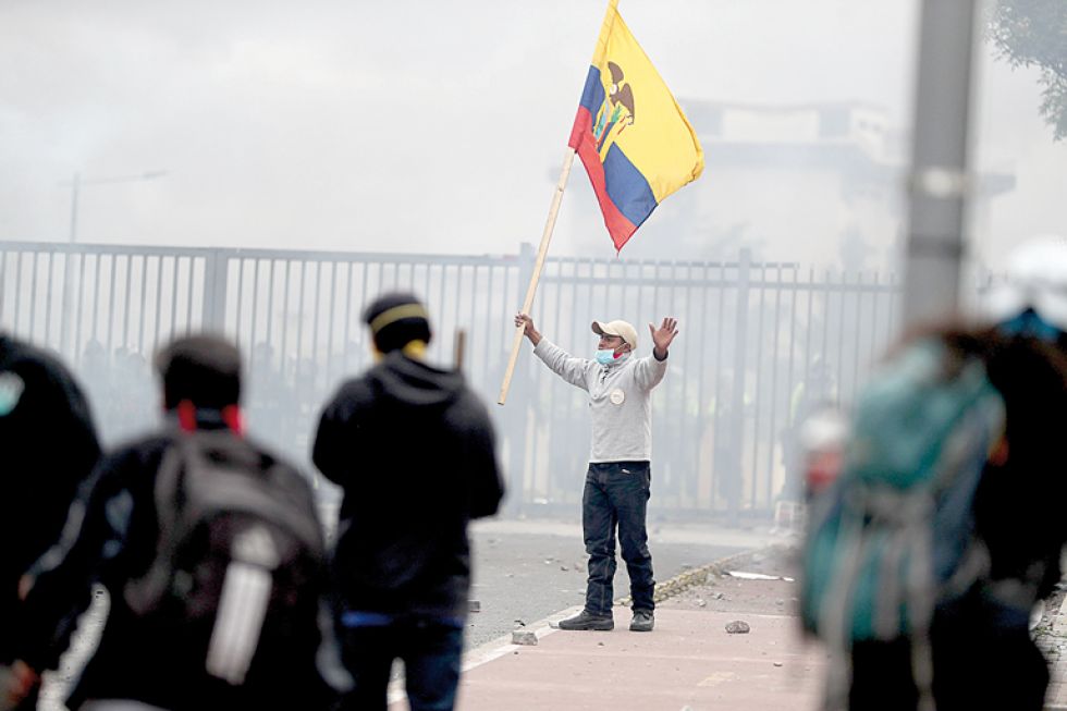 VIOLENCIA. Manifestantes infígenas durante la toma del Parlamento en medio de las protestas por el alza de los combustibles.