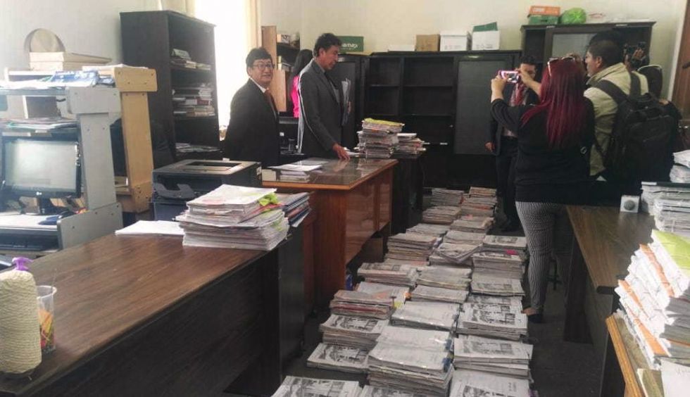 Al fondo, los anaqueles vacíos donde se guardan los expedientes pendientes de resolución.