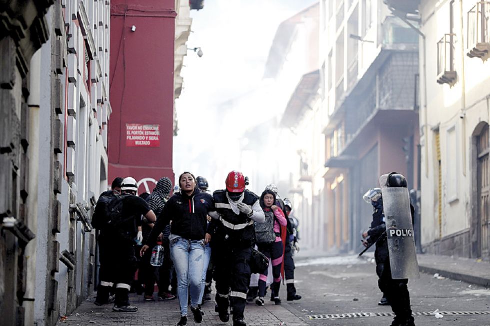 VIOLENCIA. El casco colonial de Quito fue escenario de violentos choques y cargas policiales en las protestas contra el Gobierno.