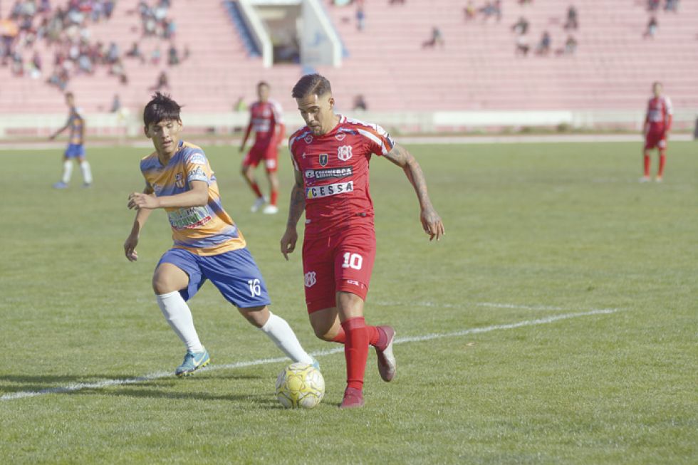 El partido entre Independiente y Fortaleza se jugó el domingo en el estadio Patria; al lado, los pronunciamientos de Universitario (arriba) y Real Tomayapo.