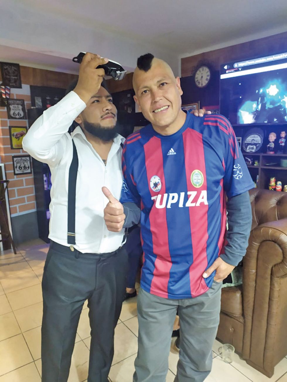 El vocalista de Las Ovejas Negras con su atrevido look.