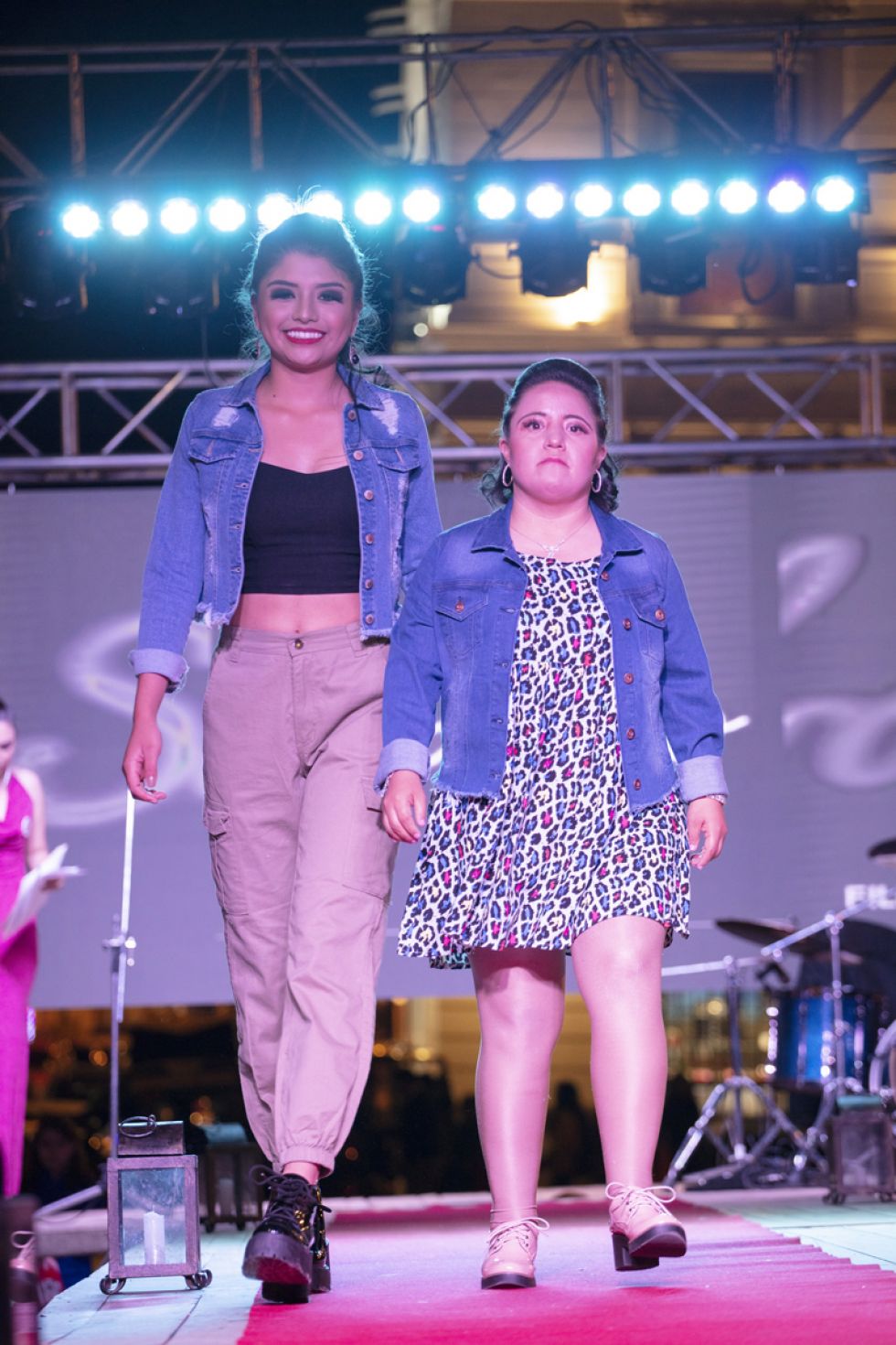 Niños brillan en la Pasarela 21D